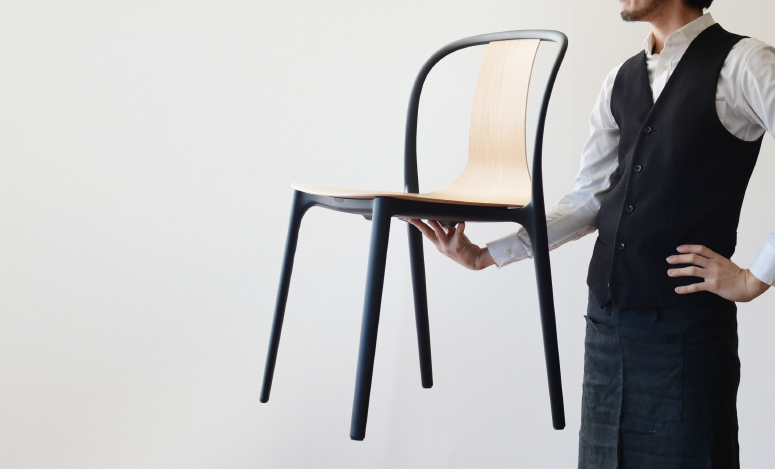 vitra belleville chair(ベルヴィルチェア)は片手でも持てる軽さ