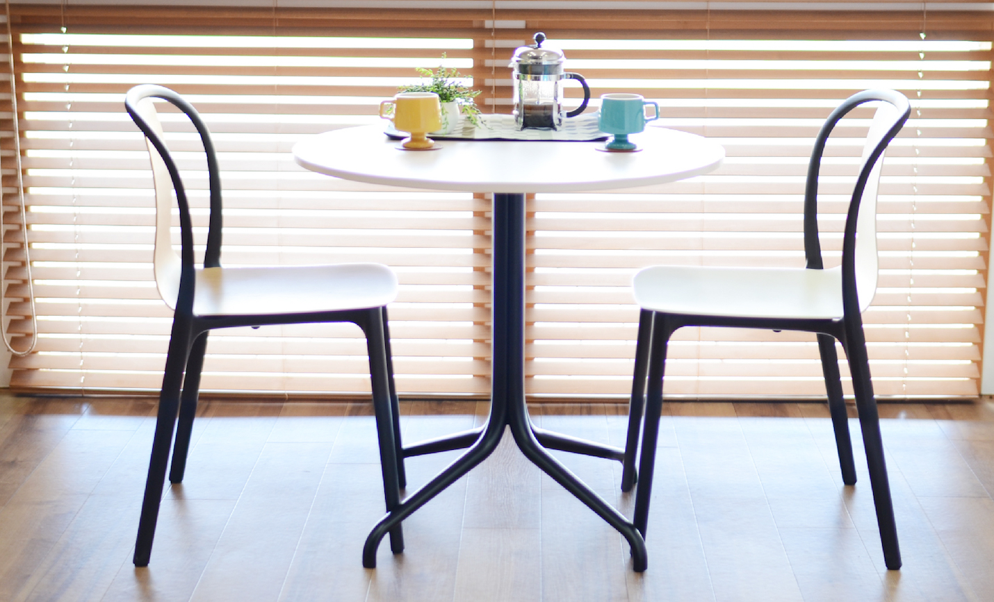 ベルヴィル ラウンドテーブル Φ796 インドア用を昼カフェスタイルで使う