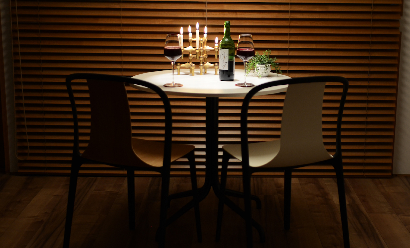 ベルヴィル ラウンドテーブル Φ796 インドア用を夜のディナータイムで使う