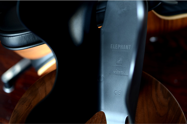 イームズオフィスとvitraのエンボス