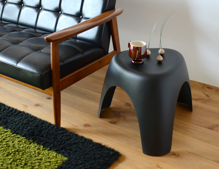 エレファントスツールをサイドテーブルに