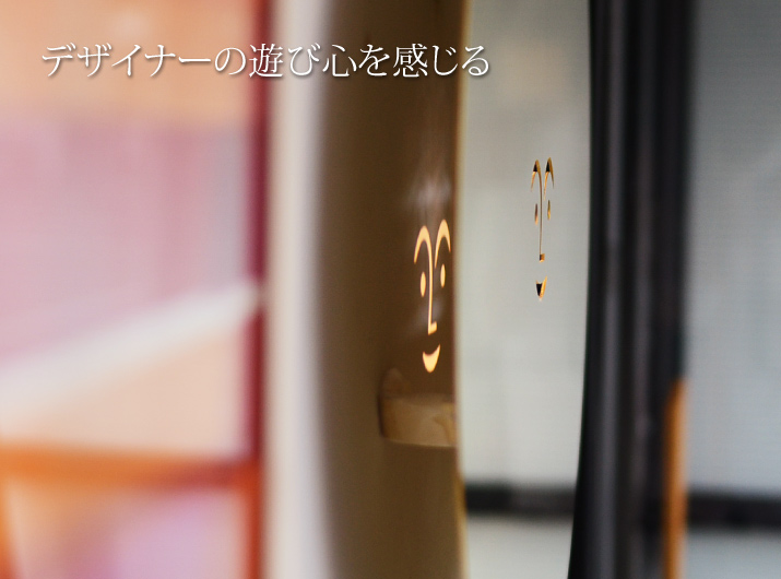 アレキサンダー・ジラードがデザインした浮かび上がる圧倒的な存在感のメタル ウォール レリーフ サンは光の抜けも含めてデザインされている