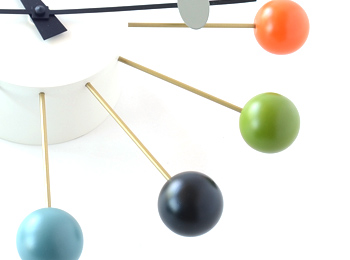 ヴィトラ（vitra）ネルソン ボールクロック マルチカラーのボールと真鍮製のスポークのコントラスト