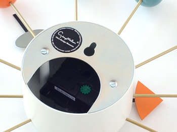 カラフルなボールが視認性も高く壁に栄えるデザイン