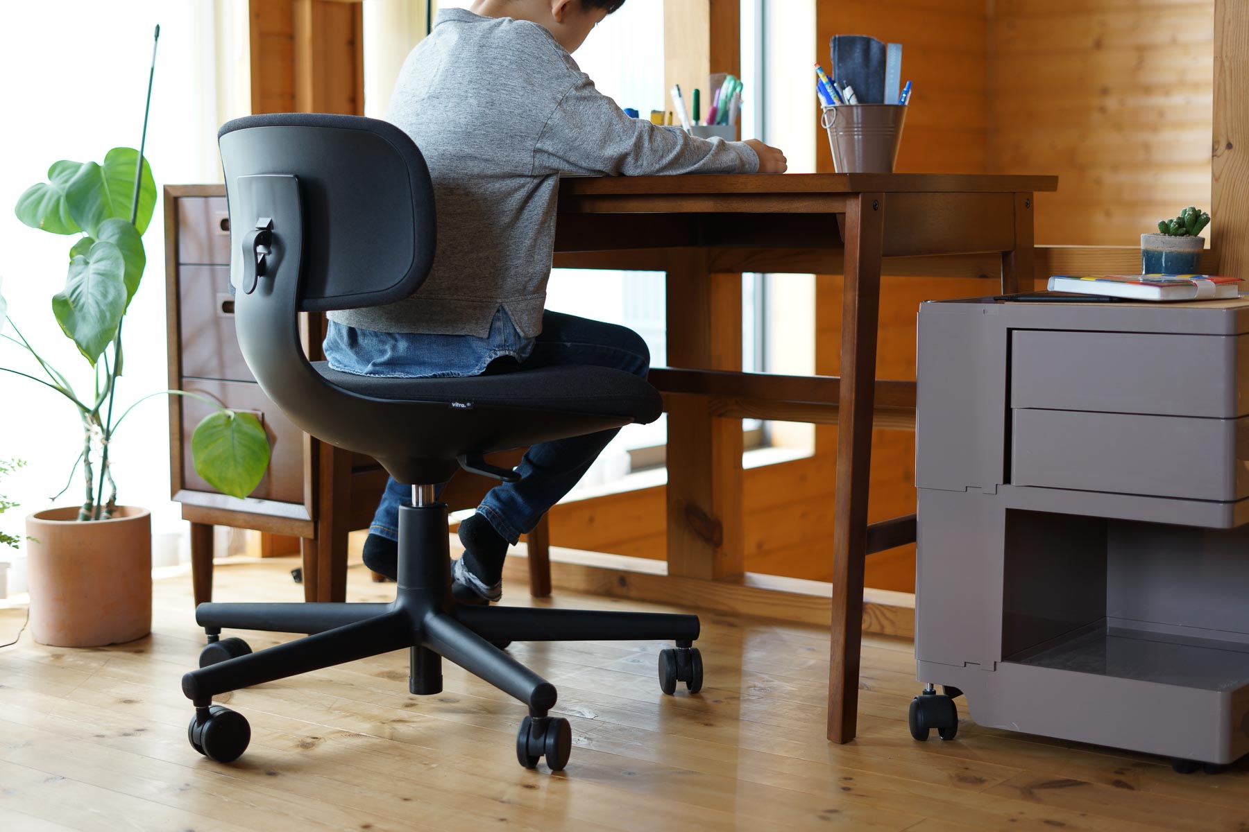 Vitra（ヴィトラ） ルーキー（rookie）とカリモク60のデスク