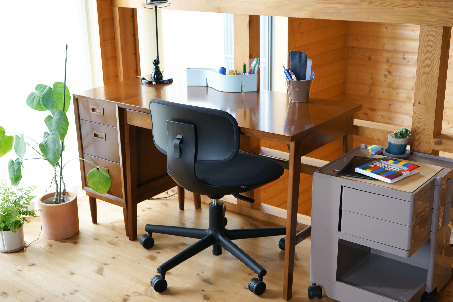 カリモク60のデスクとvitra（ヴィトラ）のルーキー