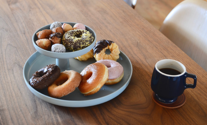 vitra ロータリートレイでドーナツの盛り合わせ