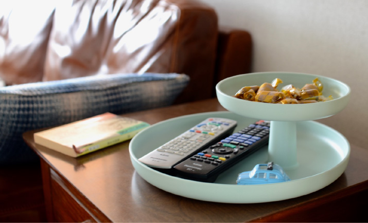 テレビのリモコンもvitra ロータリートレイの上に