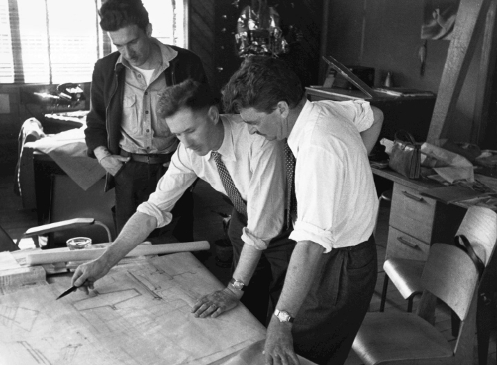 設計中のジャン・プルーヴェ