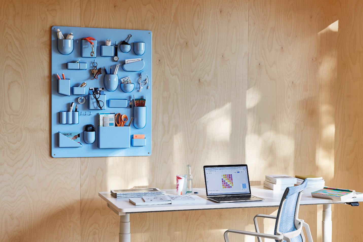 カリモク60 Kチェアとウーテンシロ ホワイト