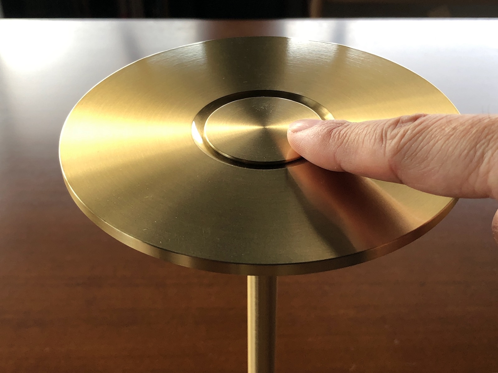 シェードのタッチセンサーは溝をまたぐように