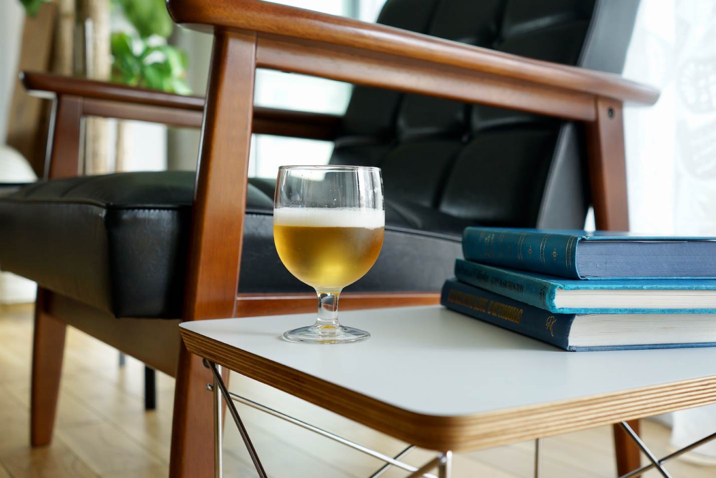 カリモク60Kチェアの横で