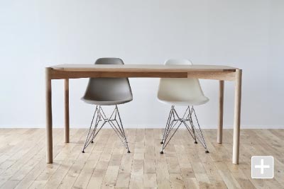 カリモクニュースタンダード キャストールダイニングテーブル150 イームズシェルチェア横配置