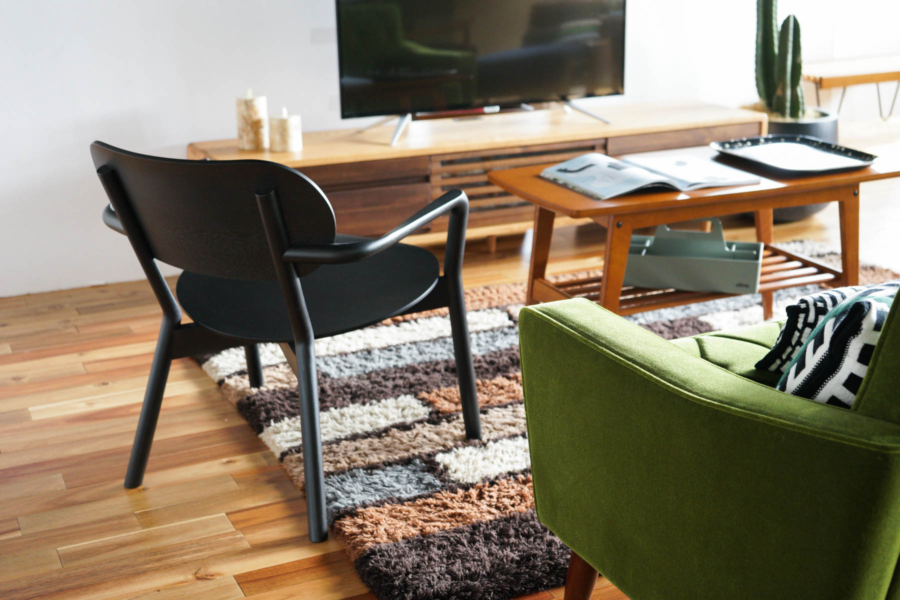 カリモク60ロビーチェアとKNSキャストールローチェアのコーディネート