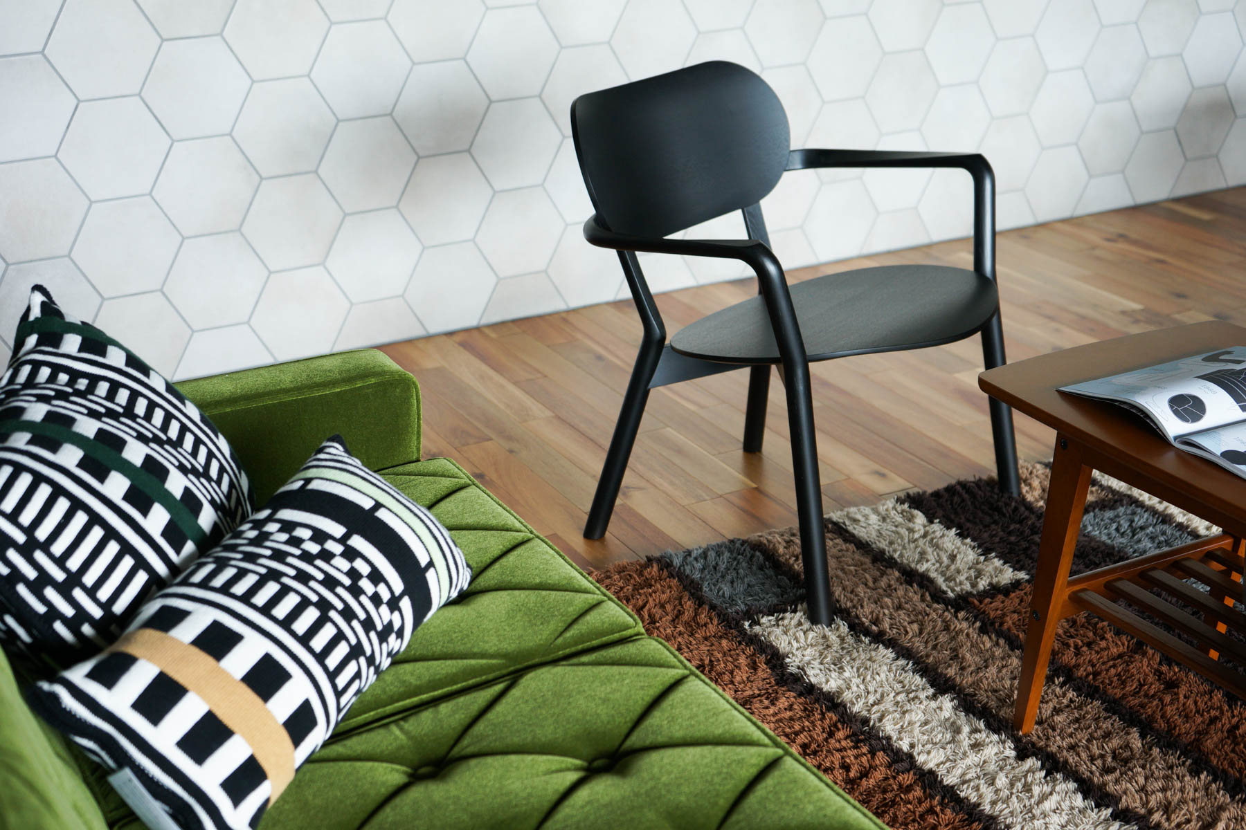 カリモク60ロビーチェアとKNSキャストールローチェアのコーディネート