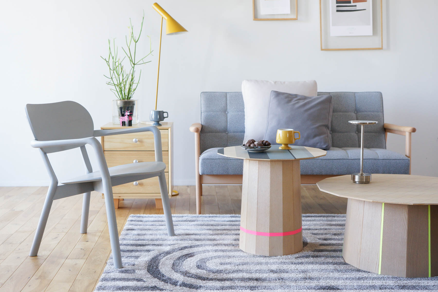 カリモク60KチェアとKNSキャストールローチェアのグレーコーディネート