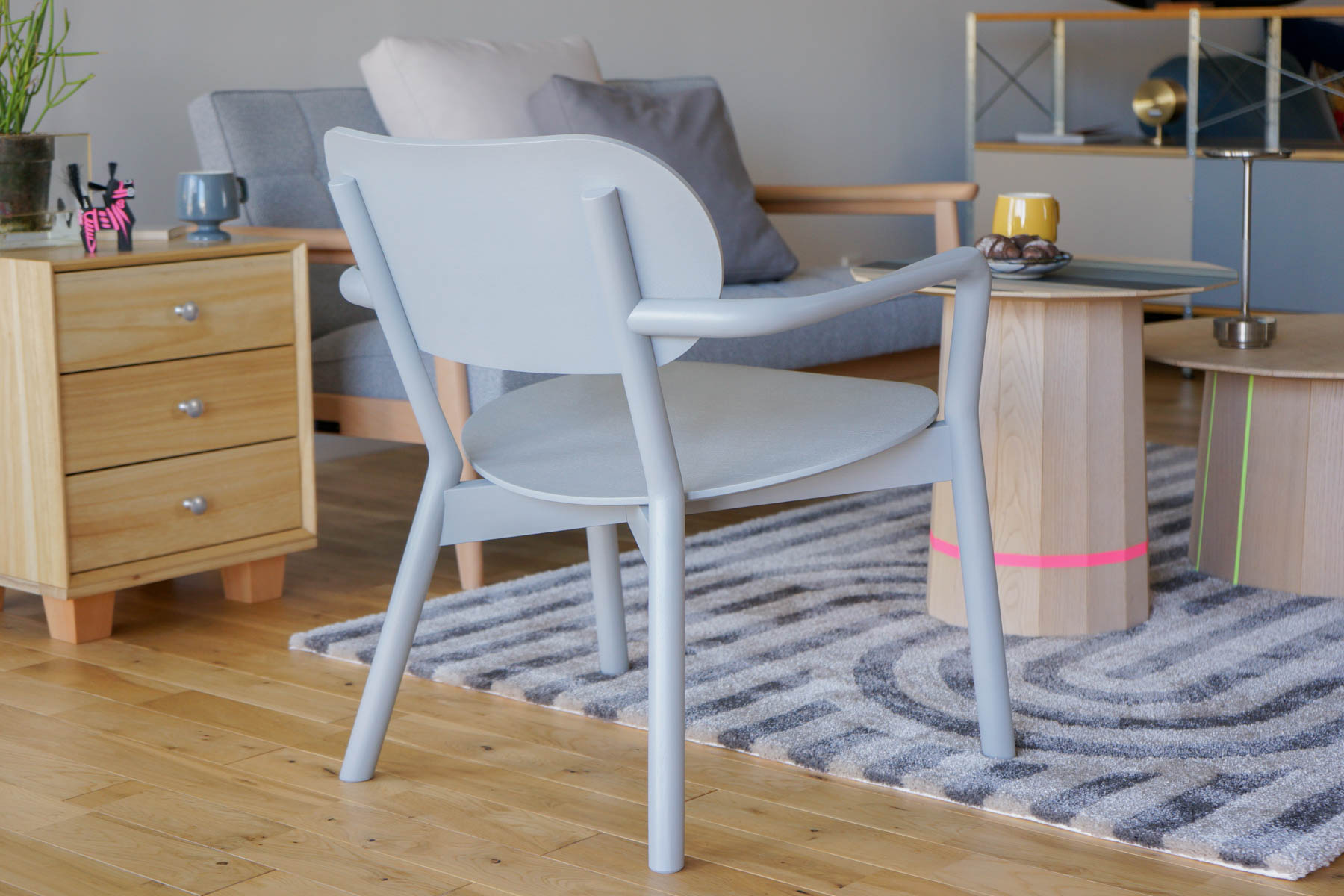 カリモク60KチェアとKNSキャストールローチェアのグレーコーディネート