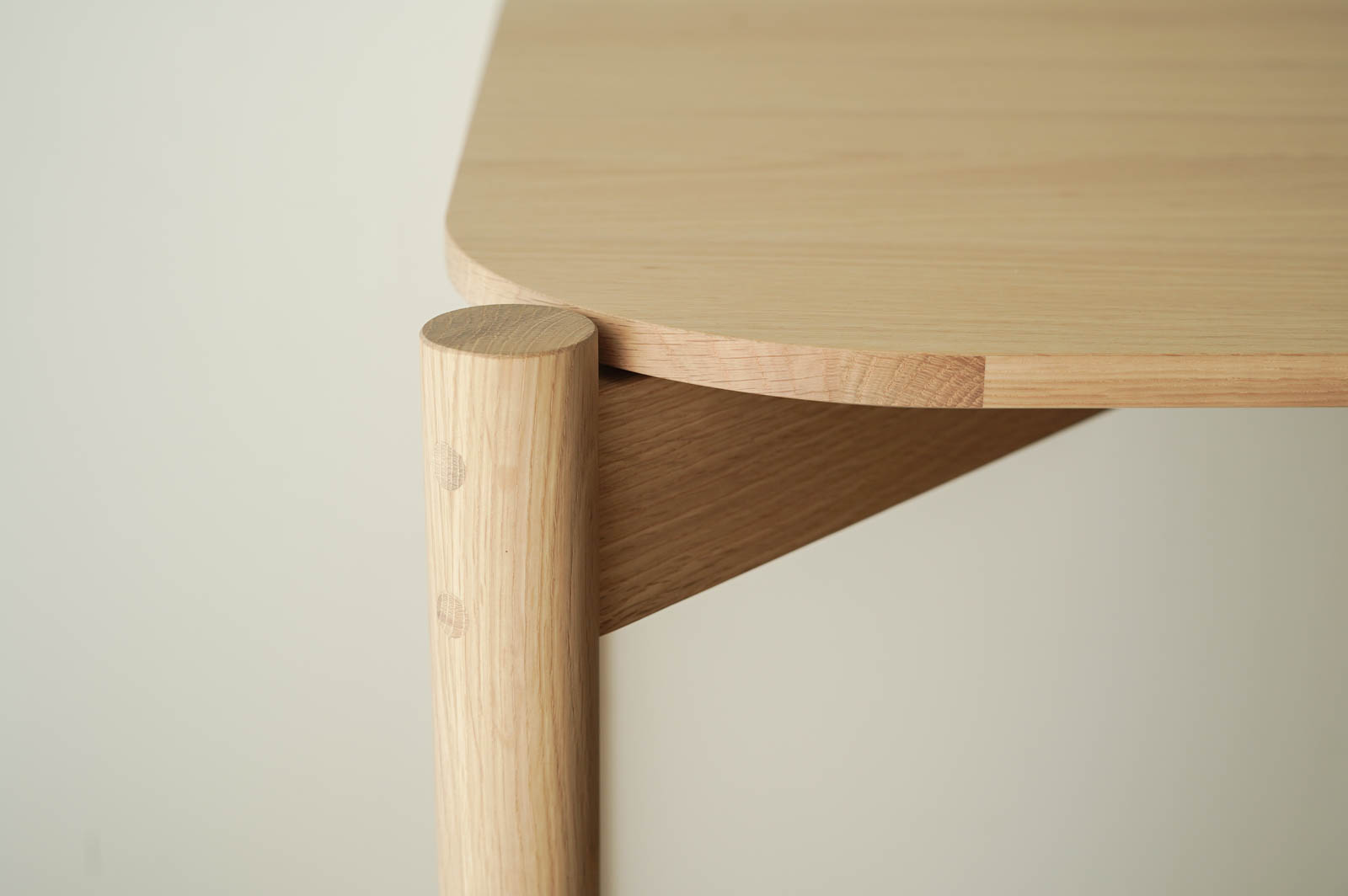 KNSキャストールダイニングテーブルのディテール