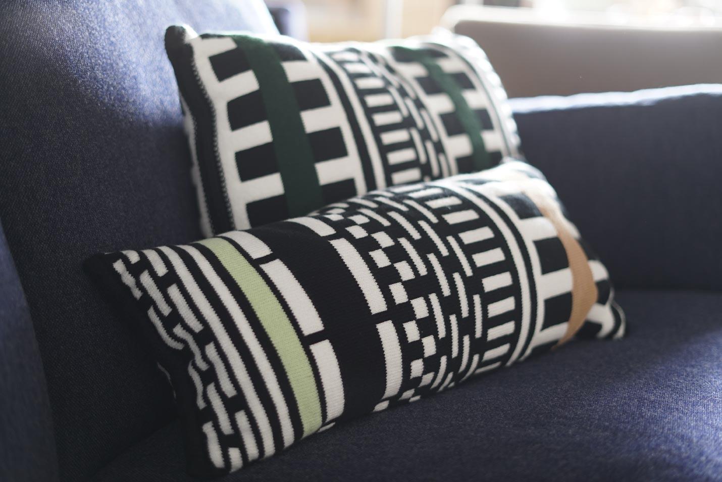 カリモクニュースタンダード ストライプスクッションとキャストールソファ