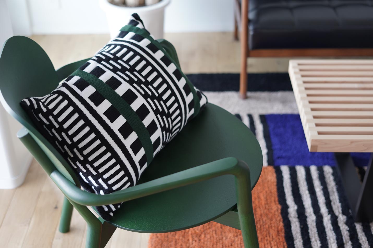 カリモクニュースタンダード ストライプスクッションとキャストールソファ