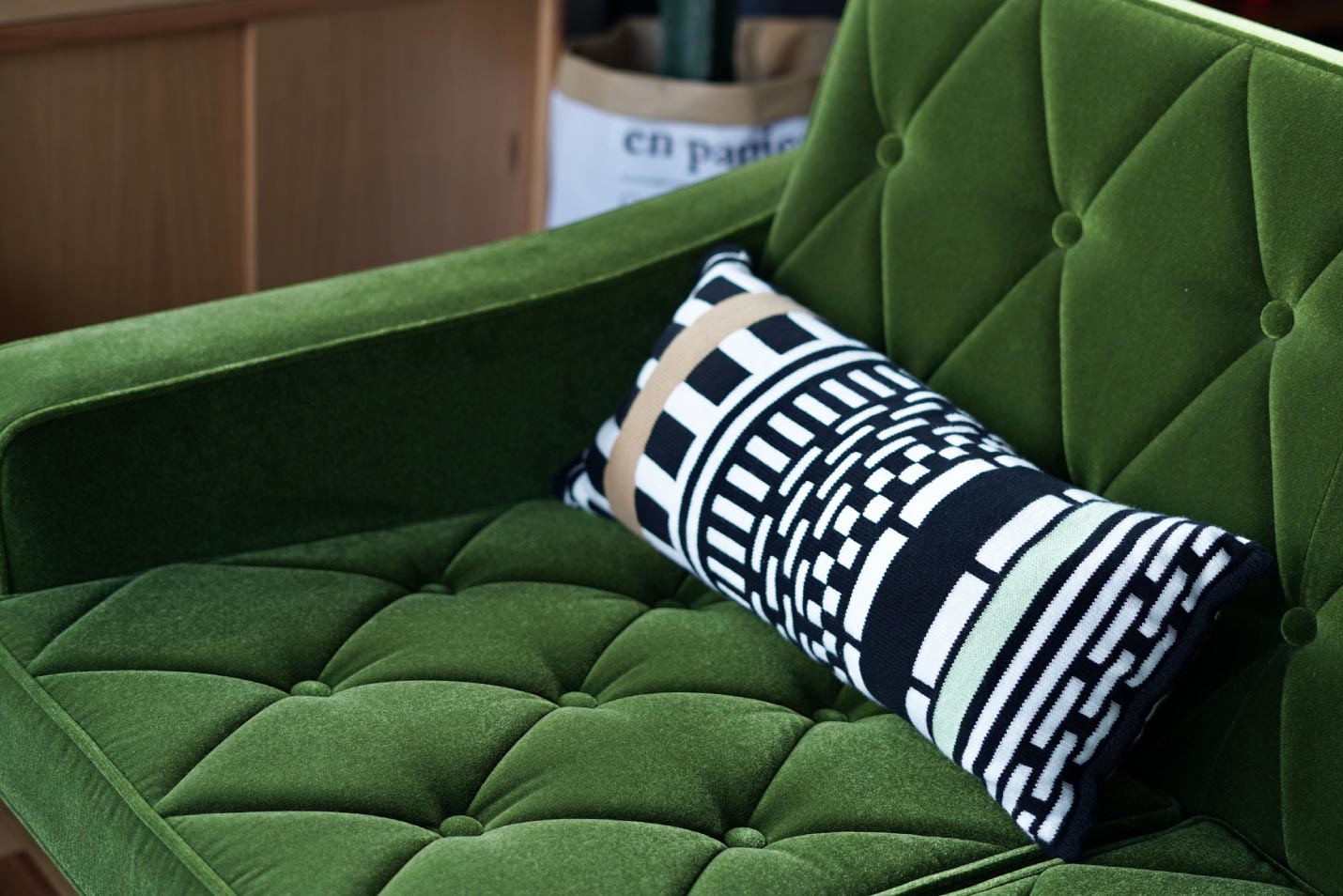 カリモクニュースタンダード ストライプスクッションとキャストールソファ