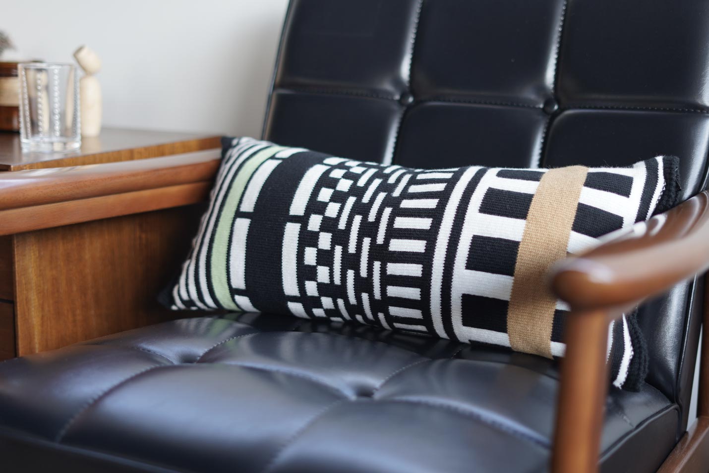 カリモクニュースタンダード ストライプスクッションとカリモク60Kチェア