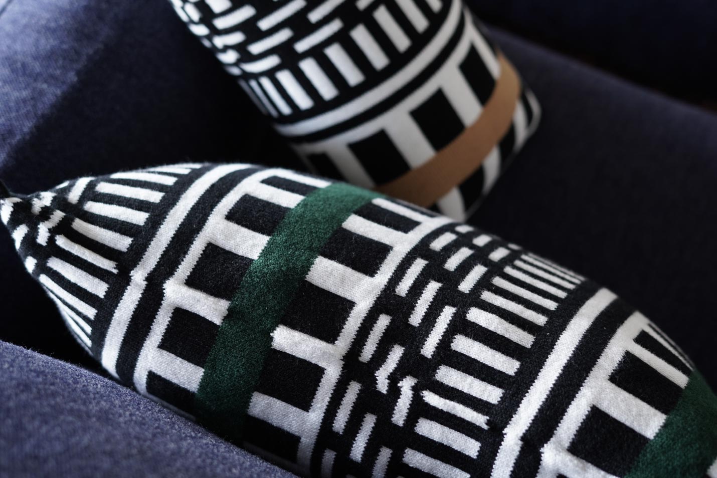 カリモクニュースタンダード ストライプスクッションはニット製