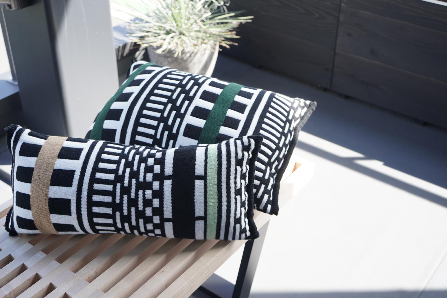 カリモクニュースタンダード ストライプスクッションとネルソンプラットフォームベンチ