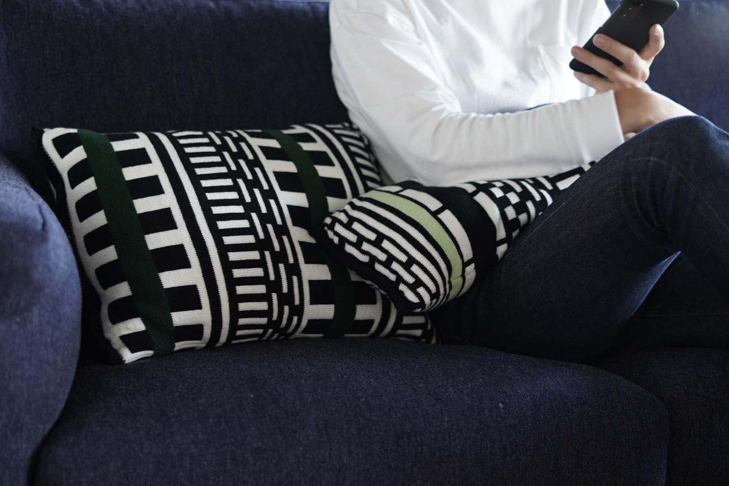 カリモクニュースタンダード ストライプスクッション2つを挟んで使う