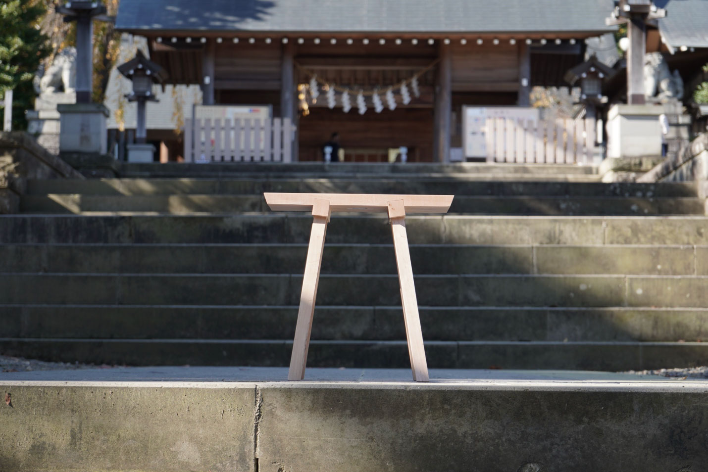 カリモクニュースタンダード トリイ エスは鳥居がモチーフ