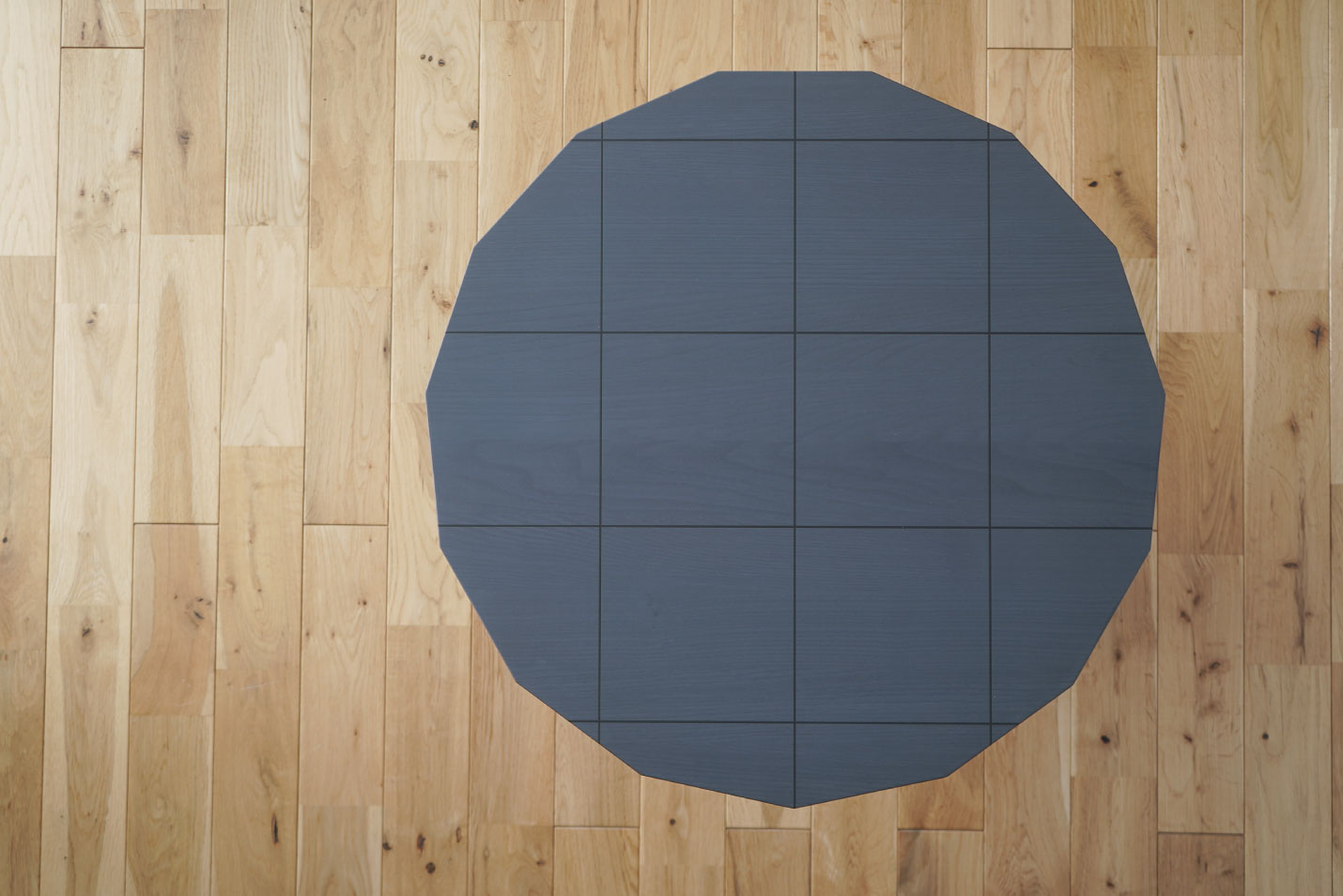 カリモクニュースタンダードのカラーウッドテーブルは家具では珍しい15角形