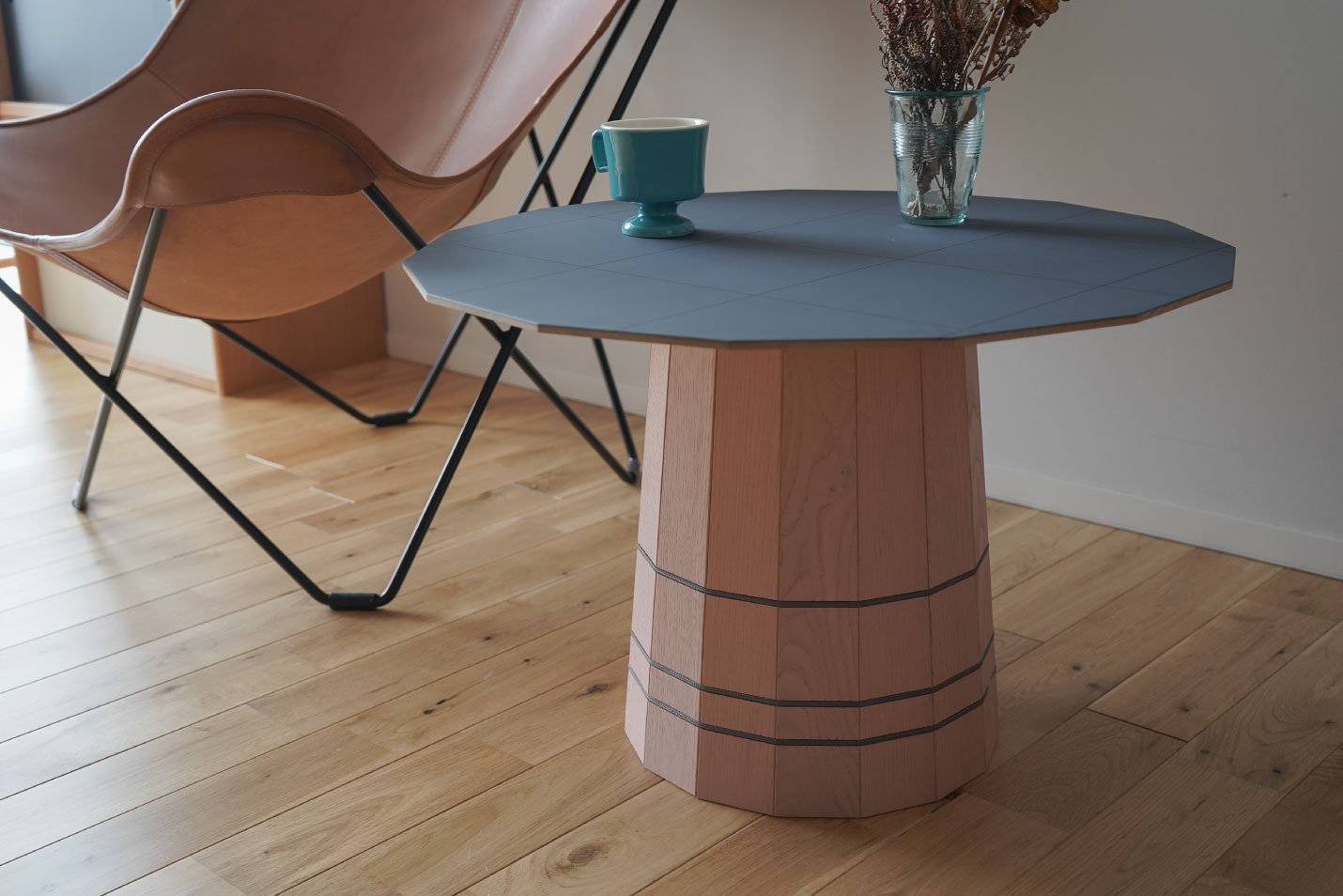 カリモクニュースタンダードのカラーウッドテーブルは高い技術によって製造されています