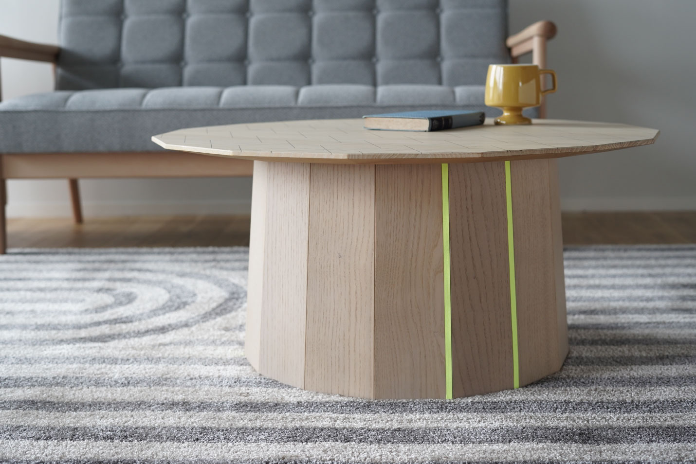 カリモクニュースタンダードのカラーウッドテーブルは高い技術によって製造されています