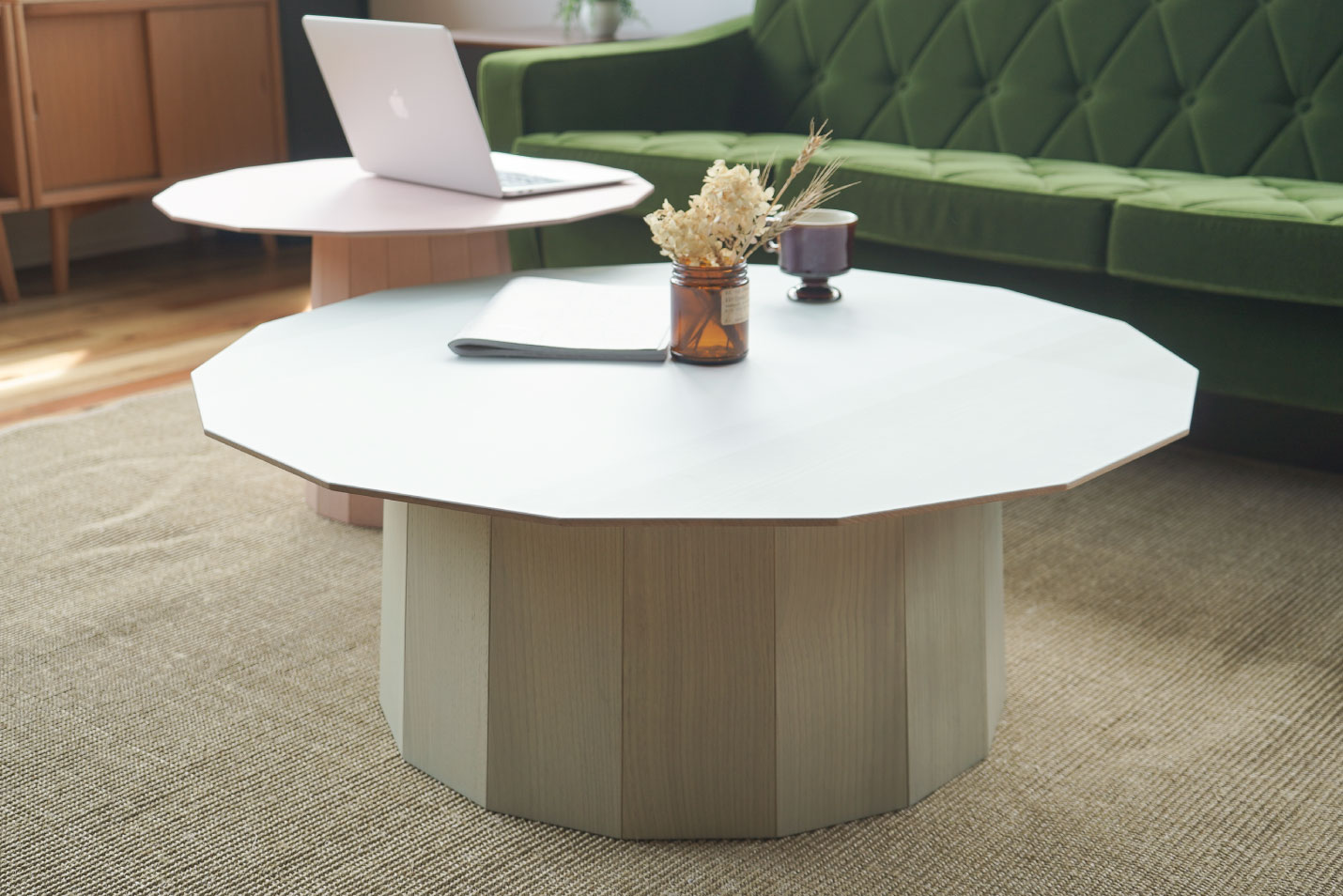 カリモクニュースタンダードのカラーウッドテーブルをネスとテーブルのように