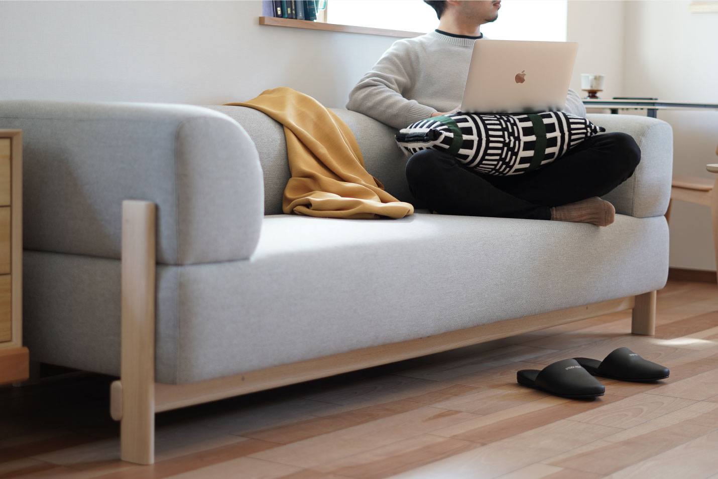 カリモクニュースタンダード エレファントソファの座面はあぐらがかけるくらいの奥行き