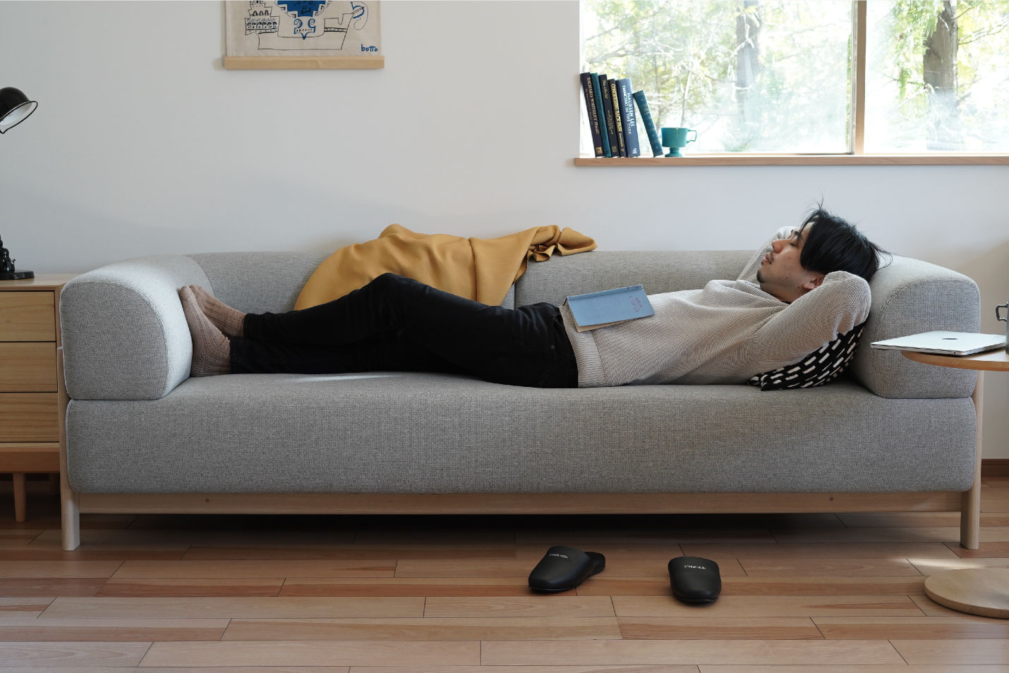 カリモクニュースタンダード エレファントソファに横になる