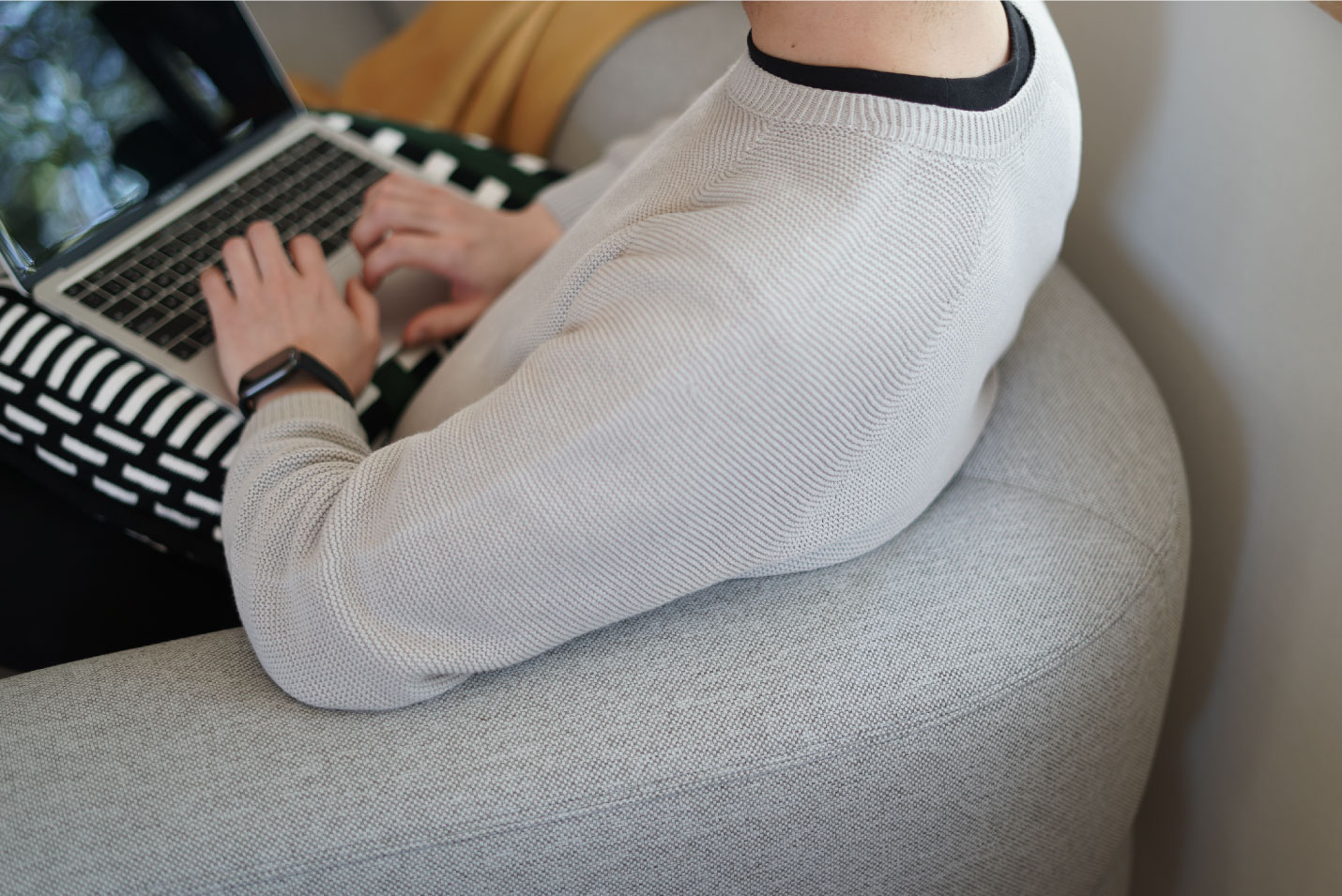 カリモクニュースタンダード エレファントソファの座面はあぐらがかけるくらいの奥行き