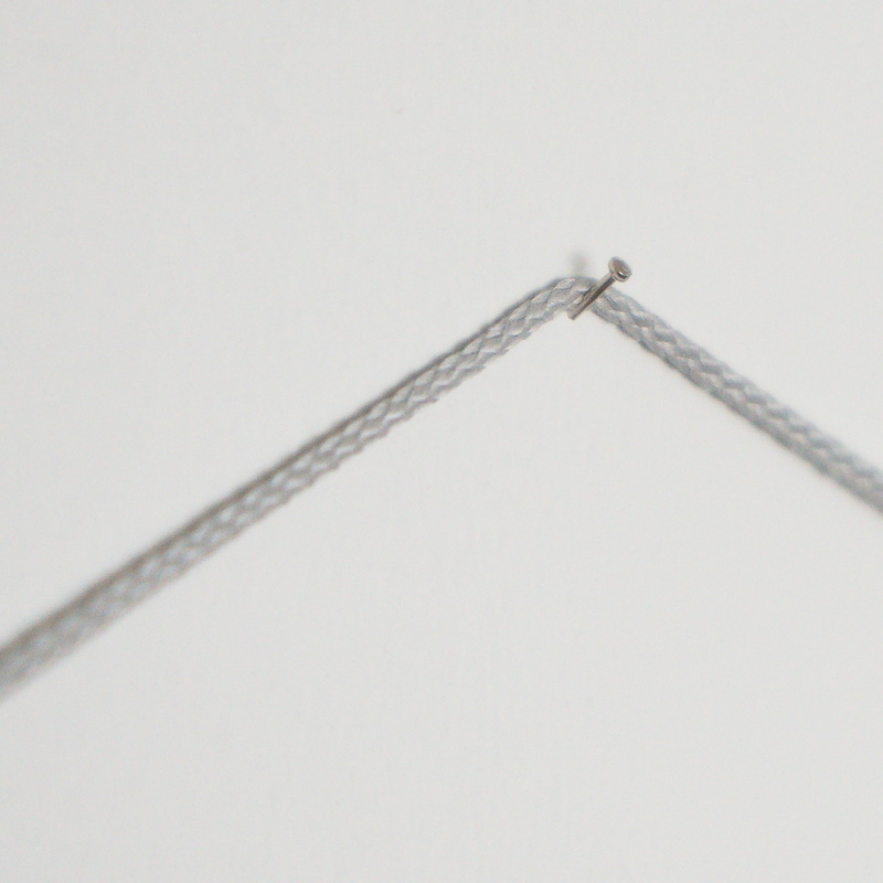 アートを邪魔しない細く丈夫なグレーの紐