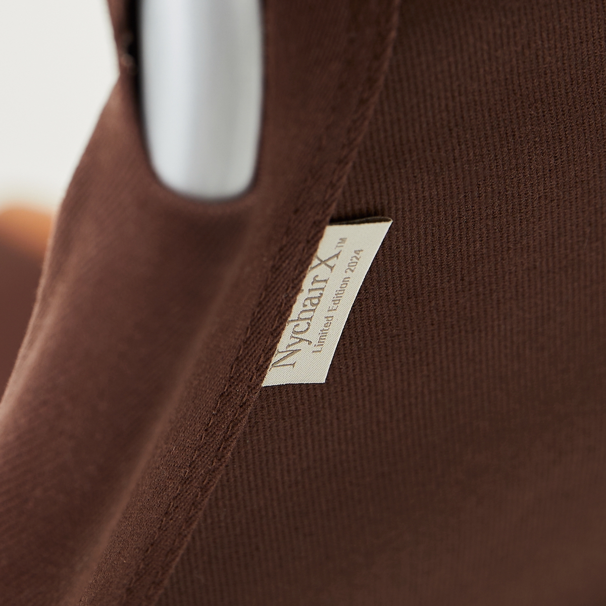 nychairx(ニーチェアエックス)2024年限定モデルアースモーヴブラウン