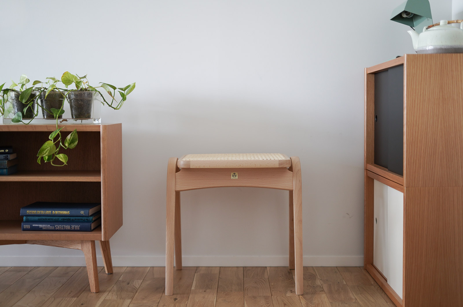 収納家具の間でちょこんと