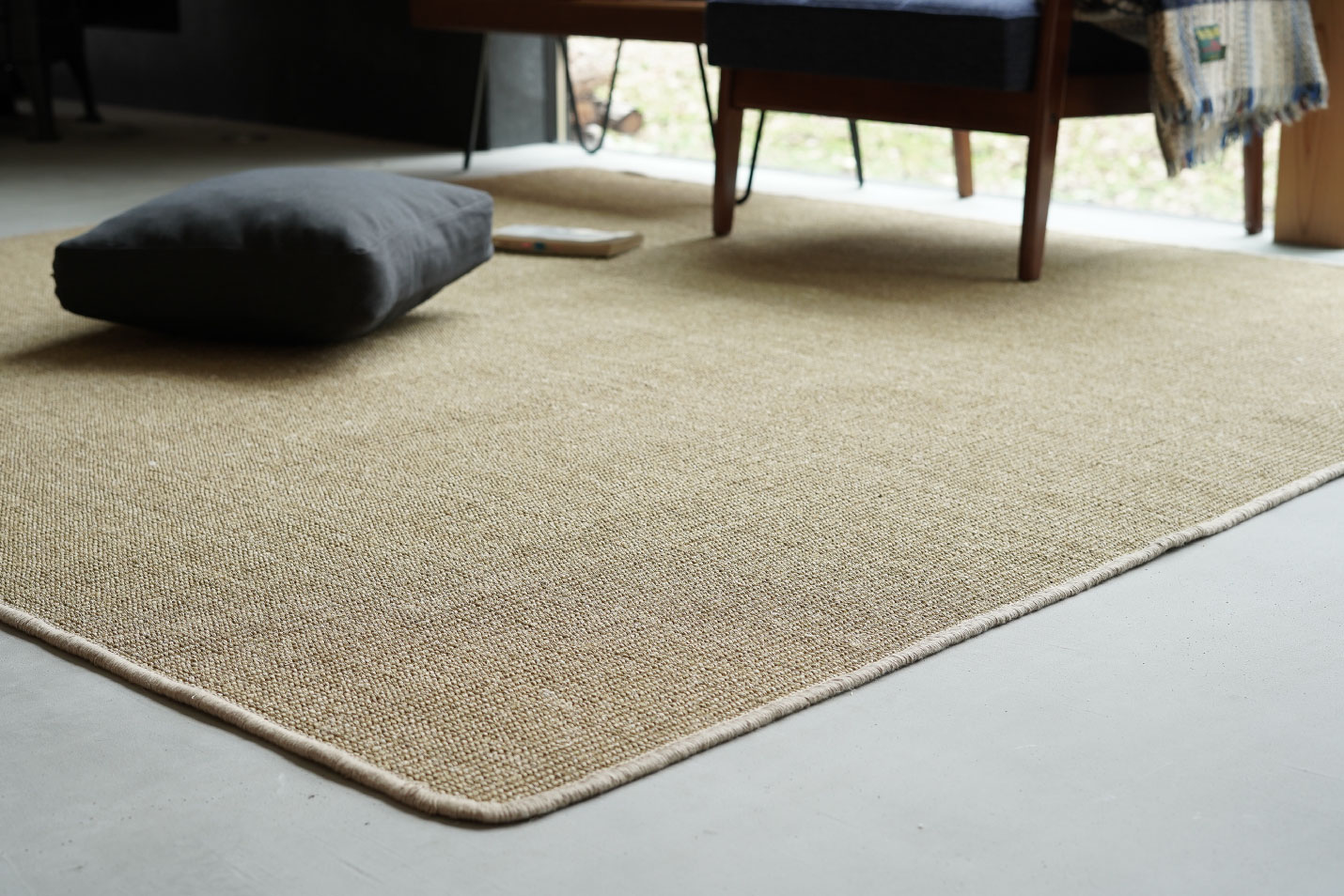 サイザルラグをコンクリートの土間で使ったイメージ