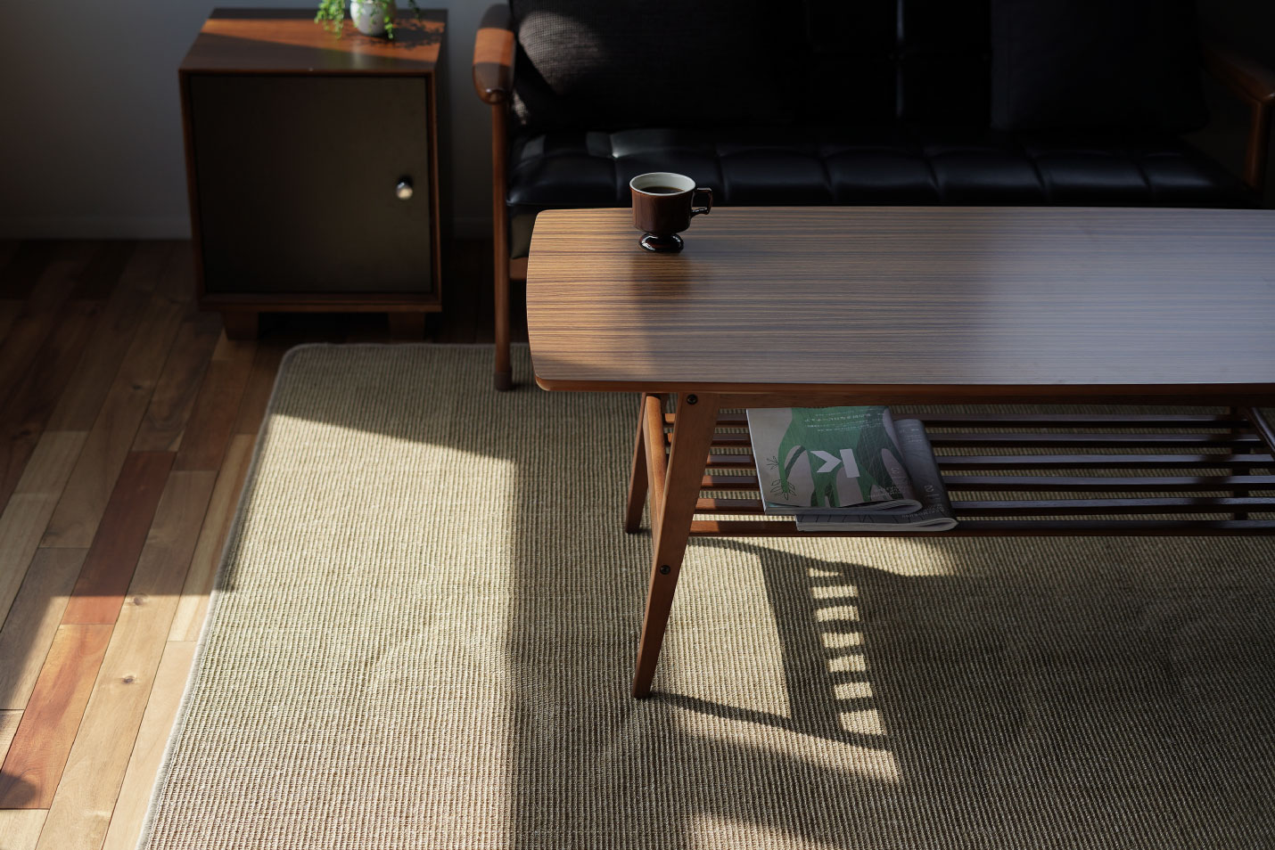 カリモク60 Kチェア スタンダードブラックとサイザルラグ