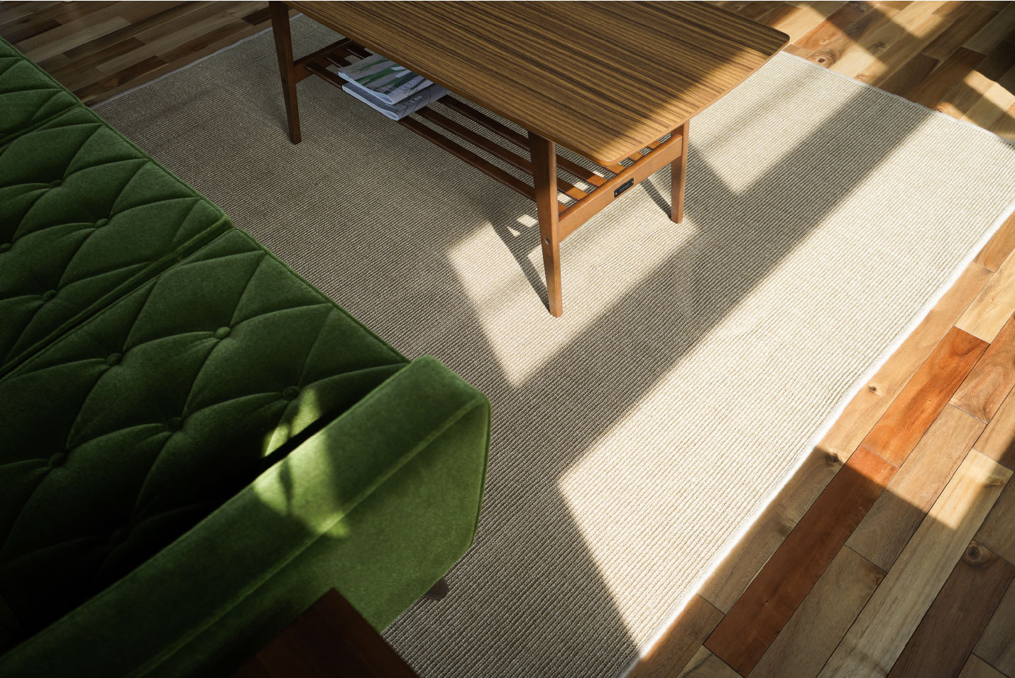 カリモク60 ロビーチェア モケットグリーンとの相性もよし