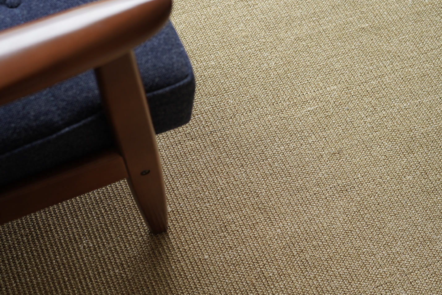 カリモク60 Kチェアとサイザルラグ