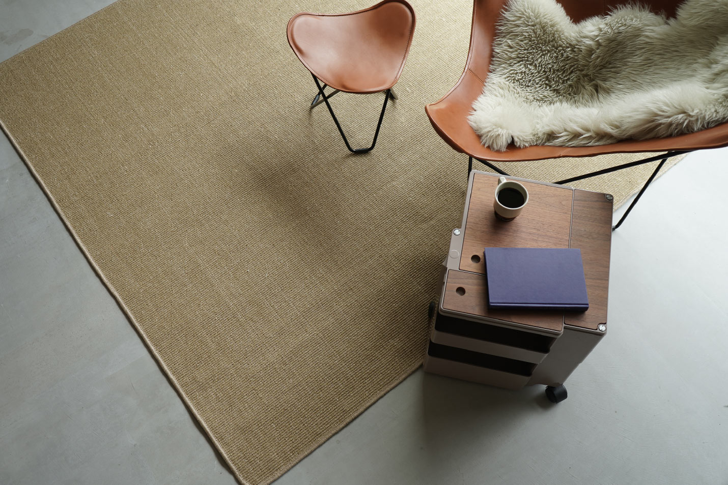 BKFチェア、ボビーワゴンとサイザルラグ