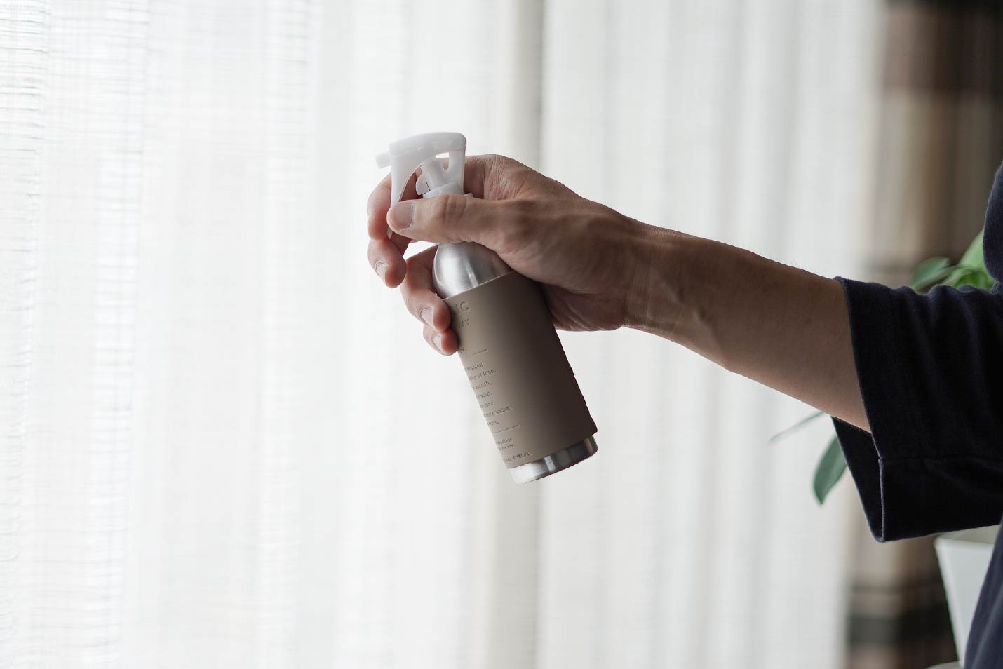 SCENTAHOLIC センタホリック ルームスプレーをカーテンに吹きかける