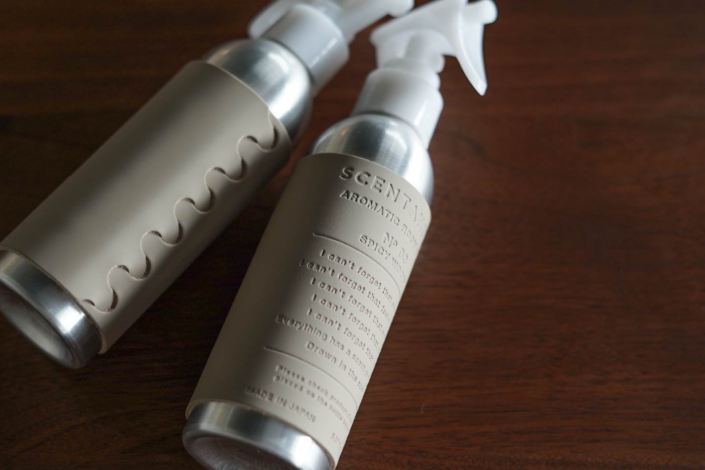 SCENTAHOLIC センタホリック ルームスプレーの型押しされたレザーカバー