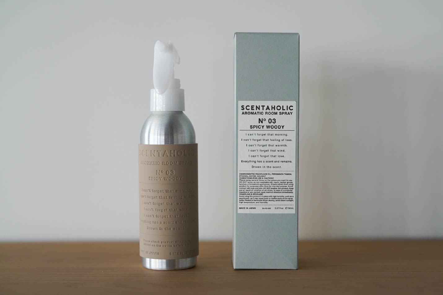 センタホリック ルームスプレー本体とパッケージ