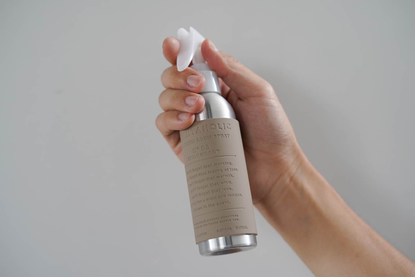 センタホリック ルームスプレー本体とパッケージ