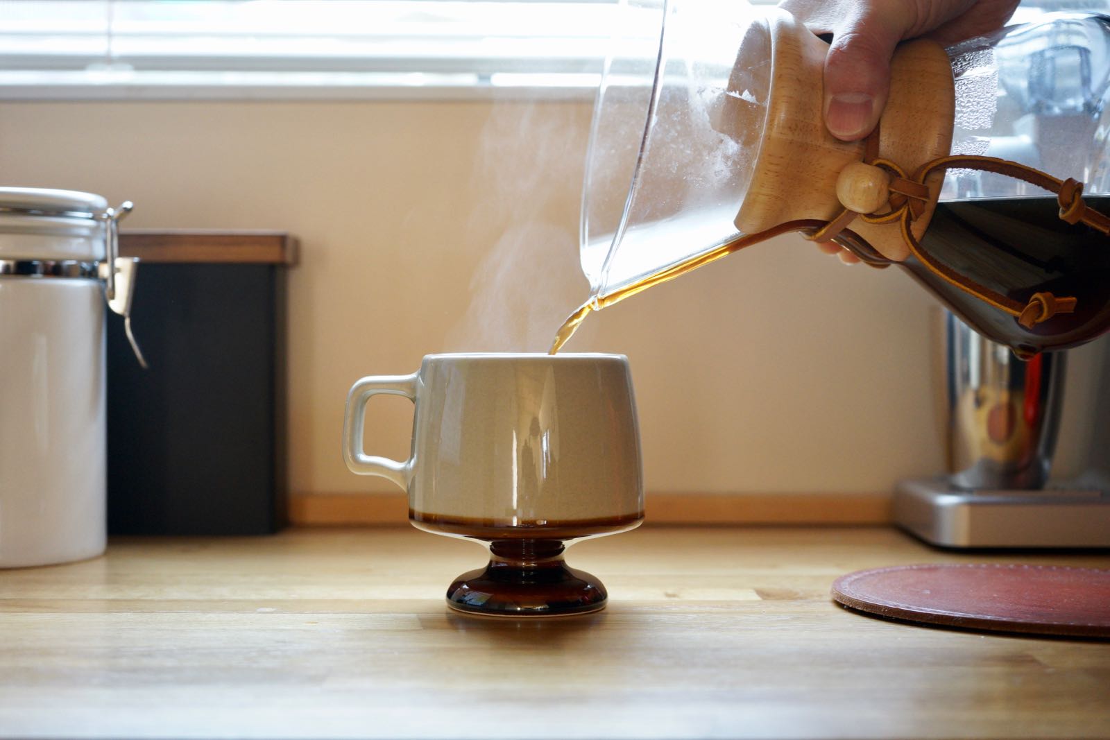 ゴブレットマグ バイカラーにケメックスでコーヒーを注ぐ